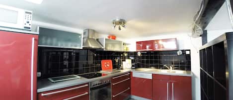 Een koelkast, een magnetron, een oven, een kookplaat