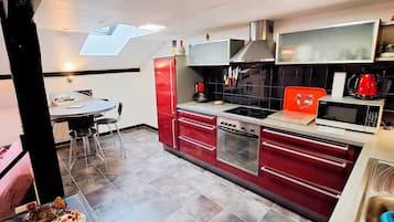 雪櫃、微波爐、焗爐、爐具