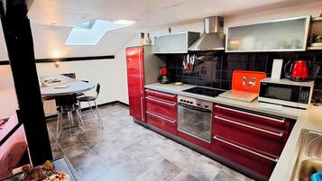 Réfrigérateur, micro-ondes, four, plaque de cuisson