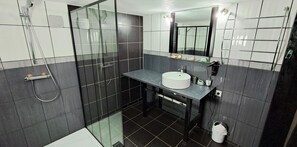 Douche, sèche-cheveux