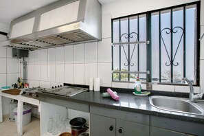 Jääkaappi, liesi, syöttötuoli, keittoastiat/astiat/ruokailuvälineet