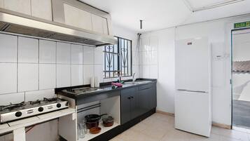 Réfrigérateur, plaque de cuisson, chaise haute