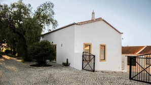 Il s’agit d’un petit bâtiment d’un seul étage, à l’extérieur blanc et doté d’un toit recouvert de tuiles. Deux portails noirs se trouvent à l’entrée, et une allée pavée mène au bâtiment.