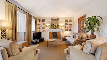 Fernseher, Kamin, DVD-Player, Stereoanlage