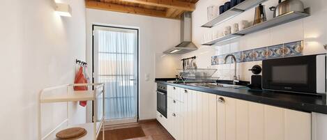 ثلاجة، ميكروويف، فرن، موقد طهي مسطح