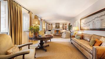 Televisión, chimenea, reproductor de DVD y estéreo