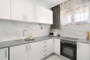 Kylskåp, mikrovågsugn, ugn och spishäll