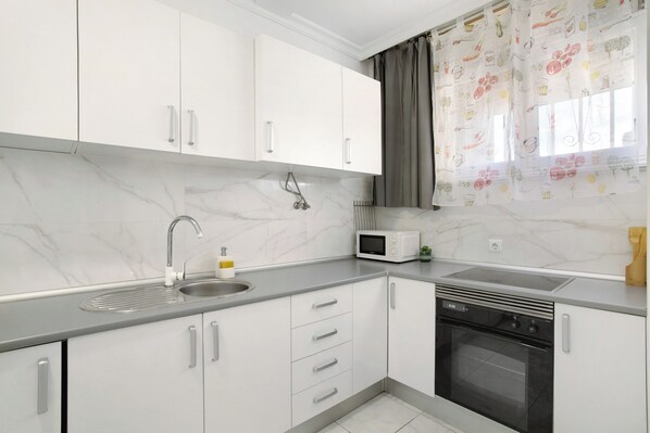 Kühlschrank, Mikrowelle, Ofen, Herdplatte