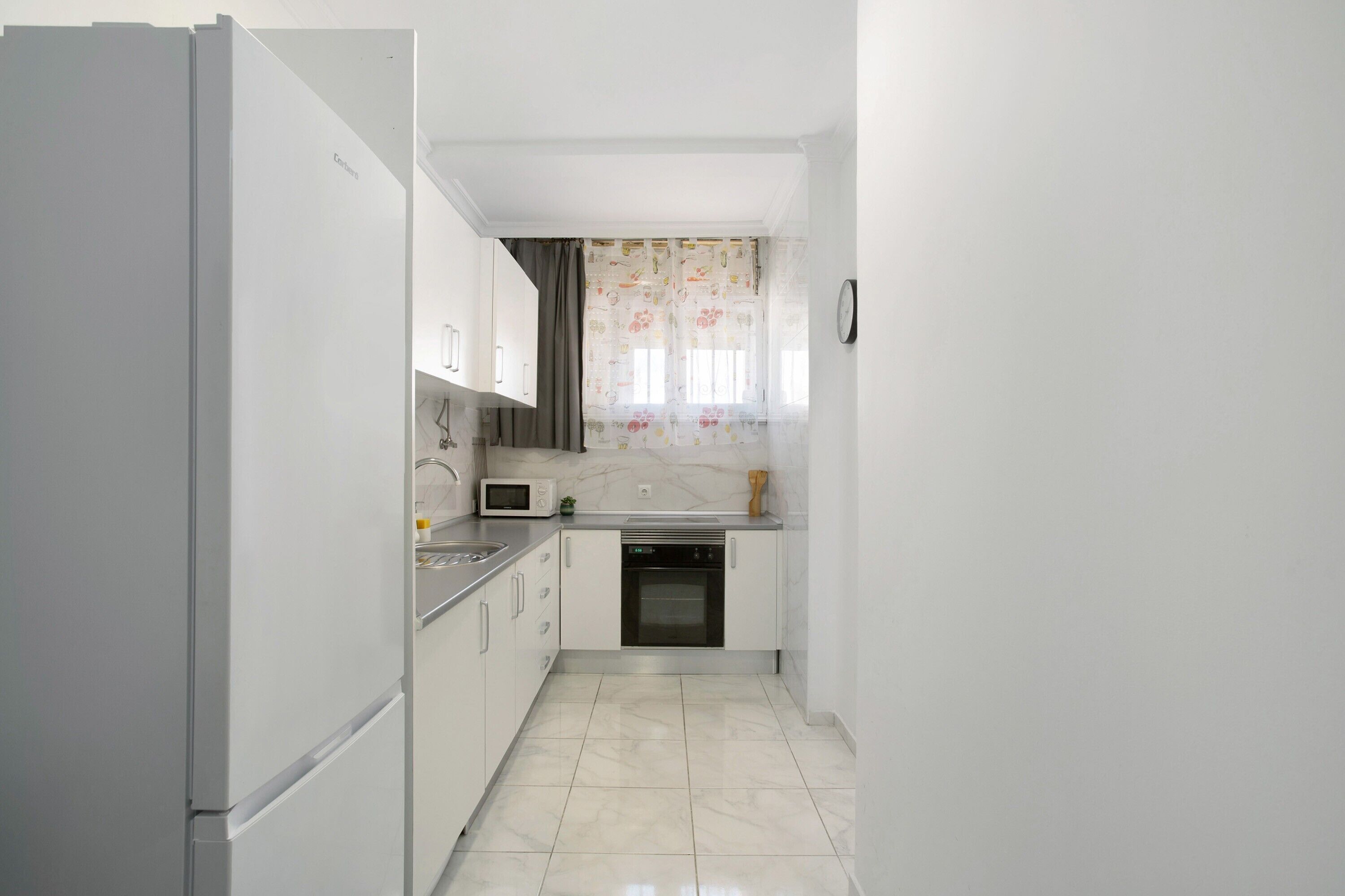 Refrigerador, microondas, placa de cocina, cafetera/tetera