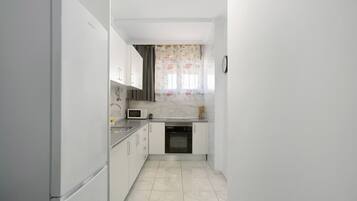 Refrigerador, microondas, placa de cocina, cafetera/tetera