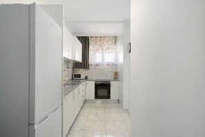 Refrigerador, microondas, placa de cocina, cafetera/tetera