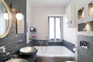 Douche, sèche-cheveux, serviettes fournies