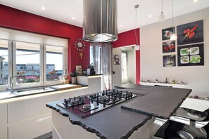 Kühlschrank, Mikrowelle, Ofen, Herdplatte