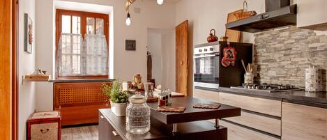 Kühlschrank, Ofen, Herdplatte, Geschirrspüler