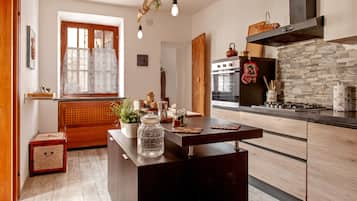 Kjøleskap, ovn, kokeplater og oppvaskmaskin