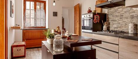 冷蔵庫、オーブン、コンロ、食器洗い機