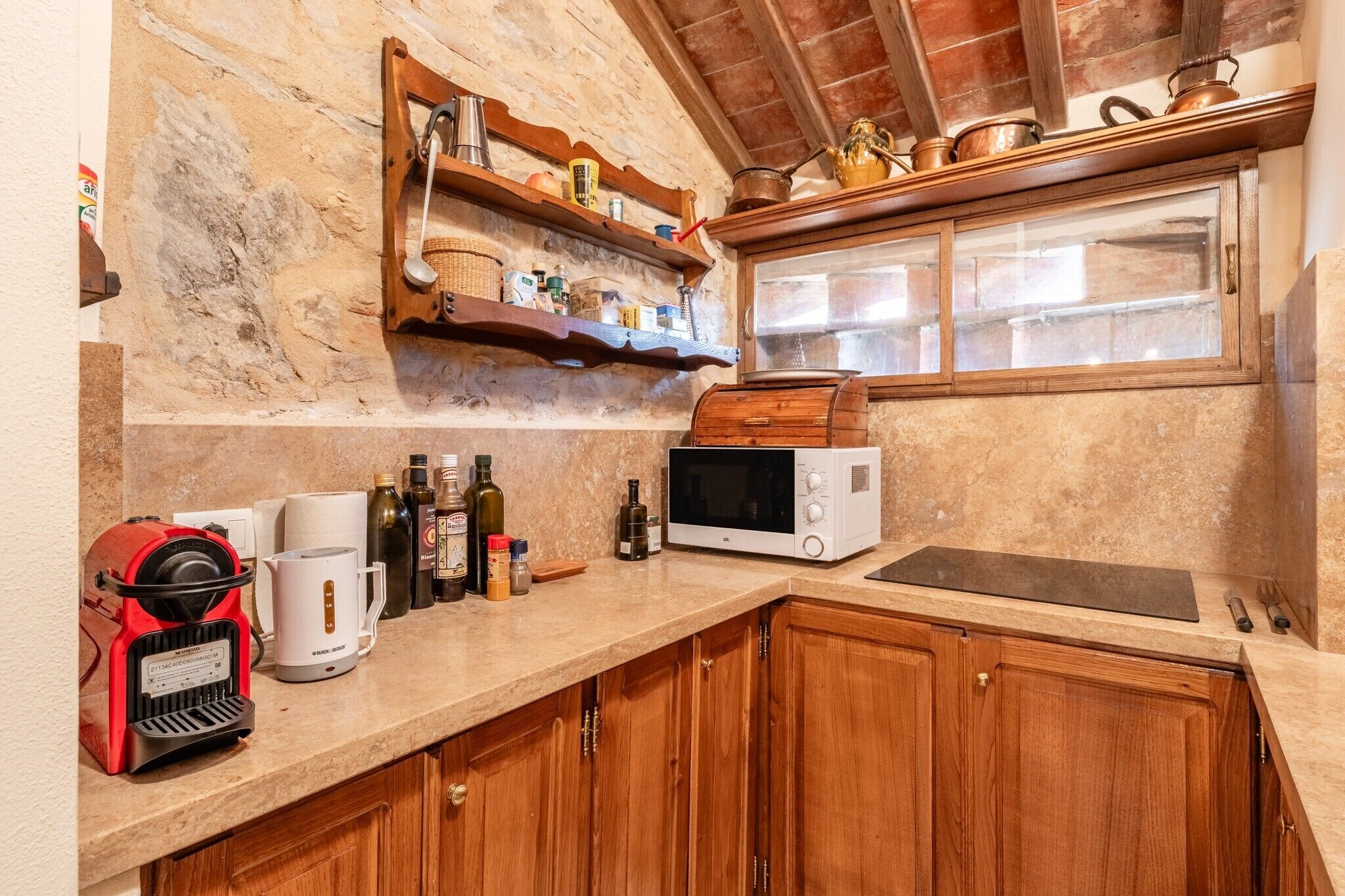 Kühlschrank, Mikrowelle, Herdplatte, Wasserkocher mit Kaffee-/Teezubehör