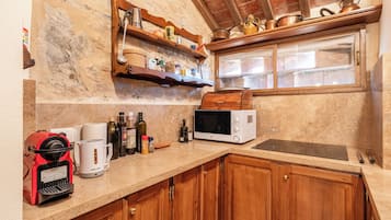 Frigorífico, microondas, placa de cocina y cafetera o tetera