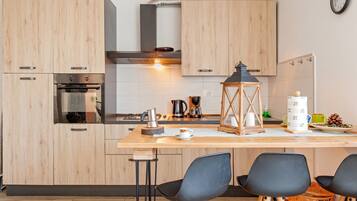 Fridge, oven, stovetop, dishwasher