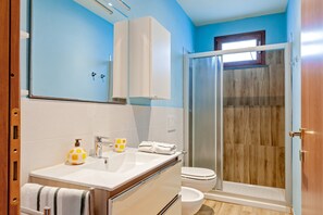 Douche, sèche-cheveux, serviettes fournies