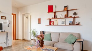 Ein Wohnzimmer mit einer Couch, einem Couchtisch und einem Bücherregal.