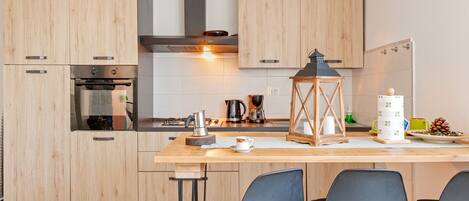 Fridge, oven, stovetop, dishwasher