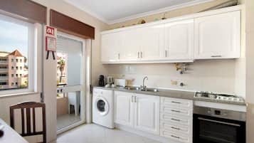 Refrigerador, microondas, horno, placa de cocina