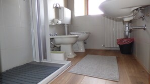 Shower, hair dryer, towels - Holiday Home 'Gnazzano Home 1' with Mountain View, Wi-Fi and Air Conditioning (Loiano)