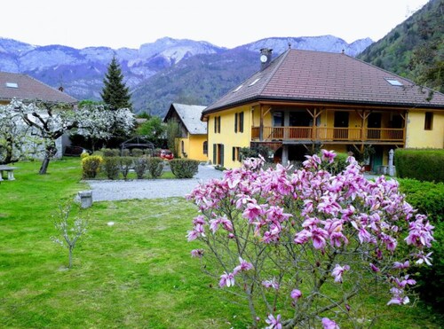 Grande maison de charme  avec vue sur les montagnes, terrasse privée et Wi-Fi