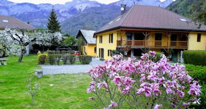 Grande maison de charme avec vue sur les montagnes, terrasse privée et Wi-Fi