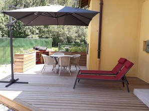 Outdoor dining - Cottage 'Le Clos Savoie Lorraine' with Mountain View, Shared Terrace and Wi-Fi (Thônes)