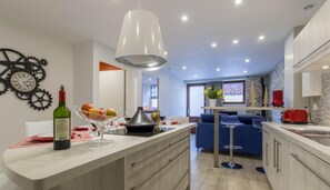 Dining - Cottage 'Le Clos Savoie Lorraine' with Mountain View, Shared Terrace and Wi-Fi (Thônes)