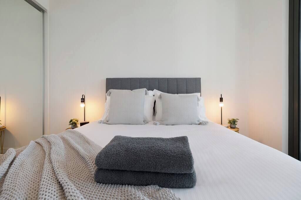 1 dormitorio, tabla de planchar con plancha, wifi y ropa de cama