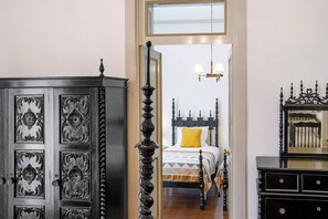 Un dormitorio con una cama, un aparador y un espejo.