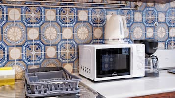 Réfrigérateur, micro-ondes, plaque de cuisson, cafetiÚre/bouilloire