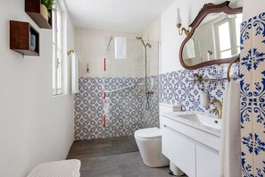 Shower, hair dryer, towels - Sé Heritage Apartment with Private Terrace and Wi-Fi (Angra do Heroísmo)