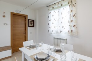 Dining - Apartment 'Ca' Graziosi Cuori' with Mountain View, Shared Garden and Wi-Fi (Bagnone)