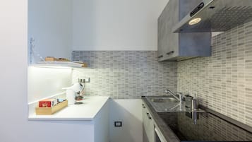 Frigorifero, microonde, forno, piano cottura