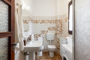 Douche, articles de toilette (gratuits), séchoir à cheveux