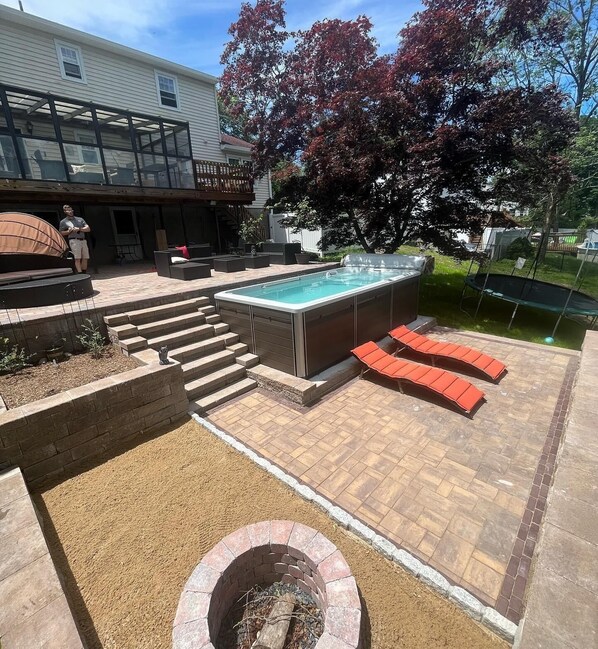 A heated pool - 4 Bedroom Lakefront home retreat with outdoor amenities in the NYC region. (Monroe)