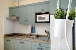 Fridge, microwave, stovetop, coffee/tea maker - Vacation Home 'Luminoso Ático En Arrecife' with Private Terrace and Wi-Fi (Arrecife)