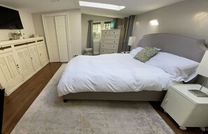 3 bedrooms, iron/ironing board, WiFi, bed sheets - Remodeled historical Gosnold Cottage.300 yards to the beach. (HYANNIS)