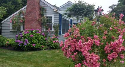 Remodeled historical Gosnold Cottage.300 yards to the beach.