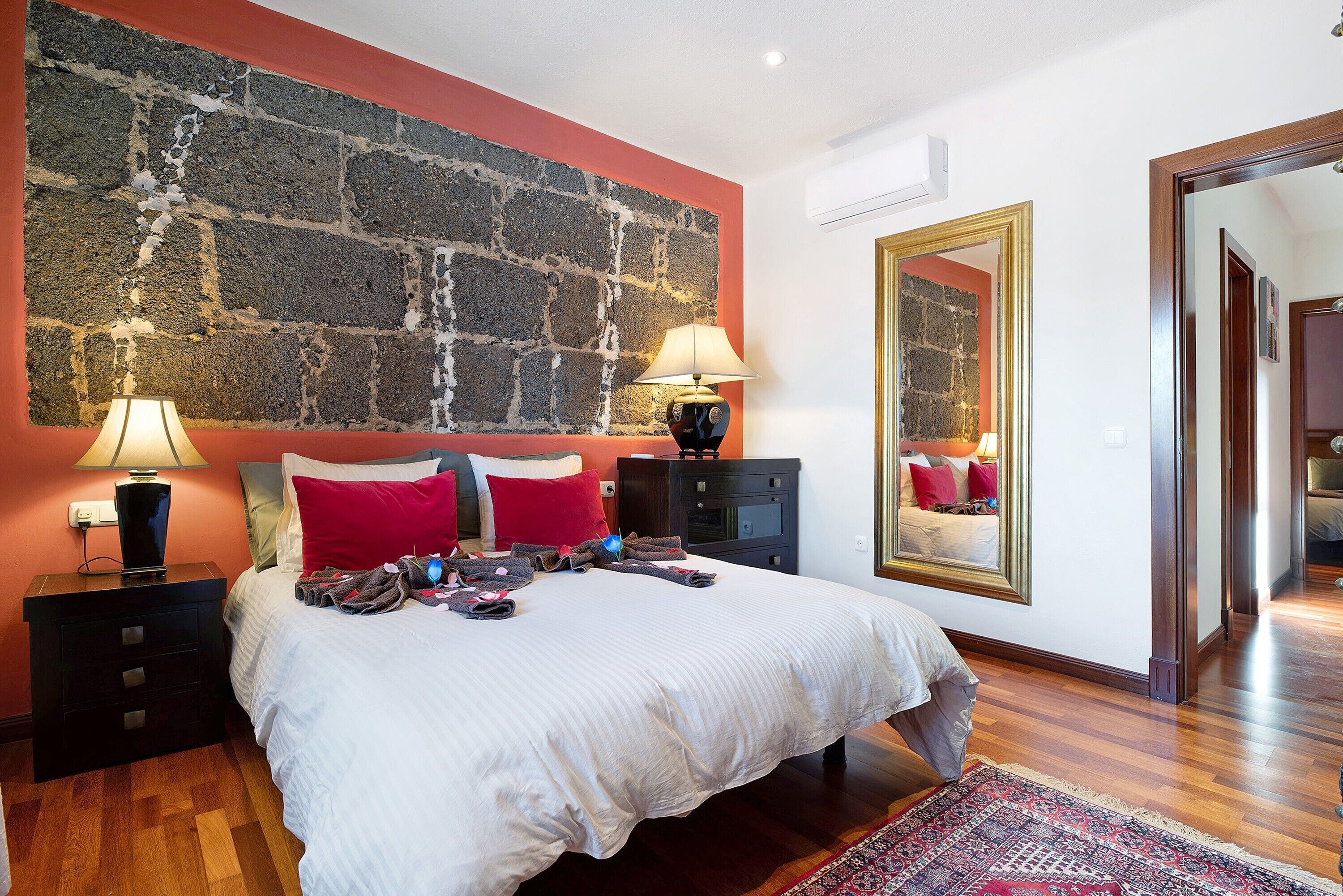 4 bedrooms, iron/ironing board, free WiFi, bed sheets