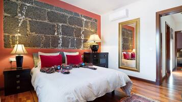 4 bedrooms, iron/ironing board, free WiFi, bed sheets