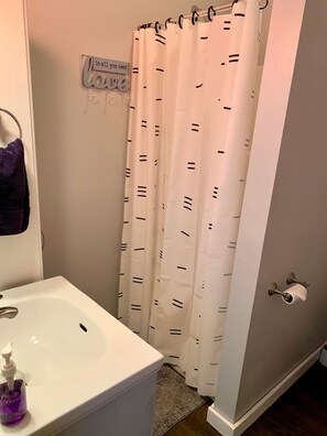 Douche, serviettes fournies, savon, shampoing