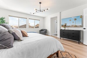 7 bedrooms, desk, iron/ironing board, travel cot - Casa Zorillo - Remodeled masterpiece - 7BR Gameroom Pool/Spa Gaming (Coachella)