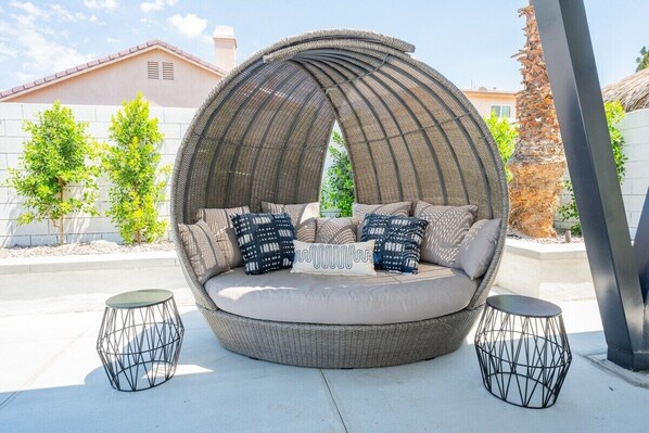 Terrace/patio - Casa Zorillo - Remodeled masterpiece - 7BR Gameroom Pool/Spa Gaming (Coachella)