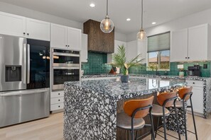 Fridge, microwave, oven, stovetop - Green Lion - New Spectacular Modern Pool home (Coachella)