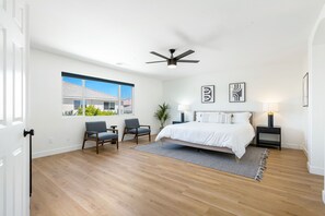 6 bedrooms, desk, iron/ironing board, travel cot